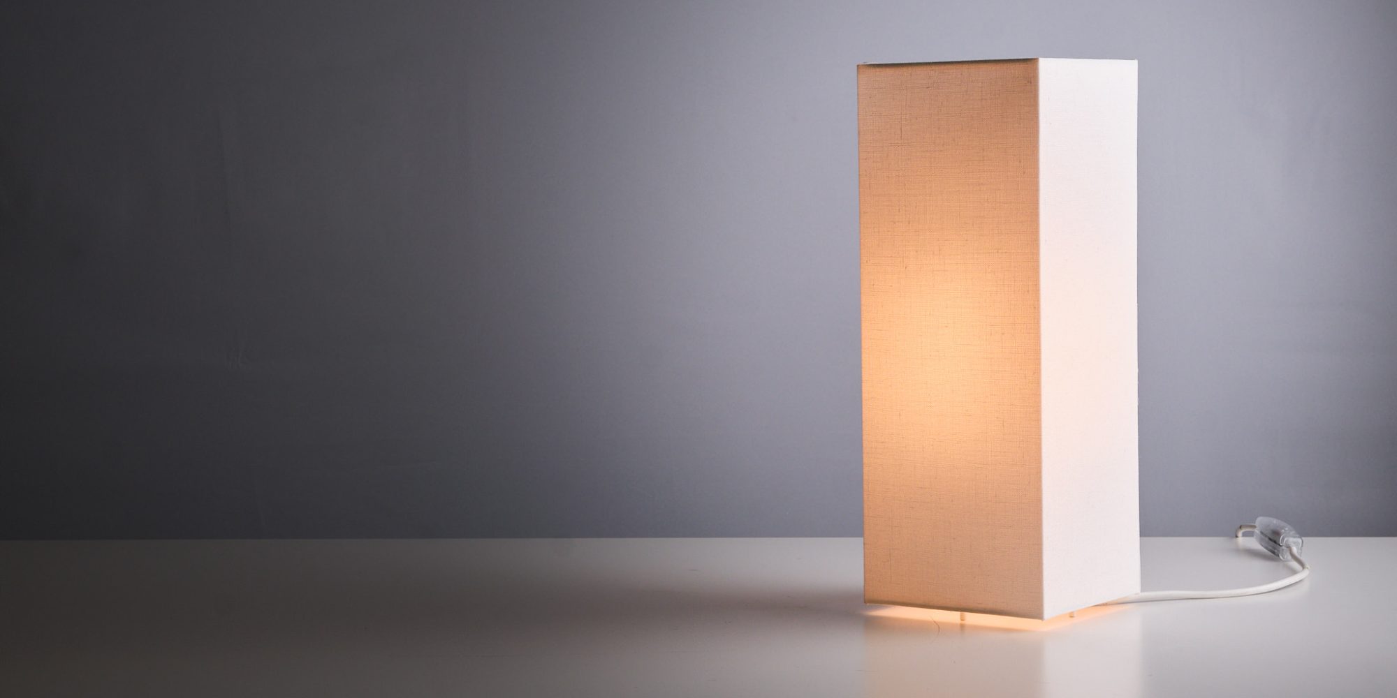 Cubo-400-terra-lino-pollice-illuminazione-1